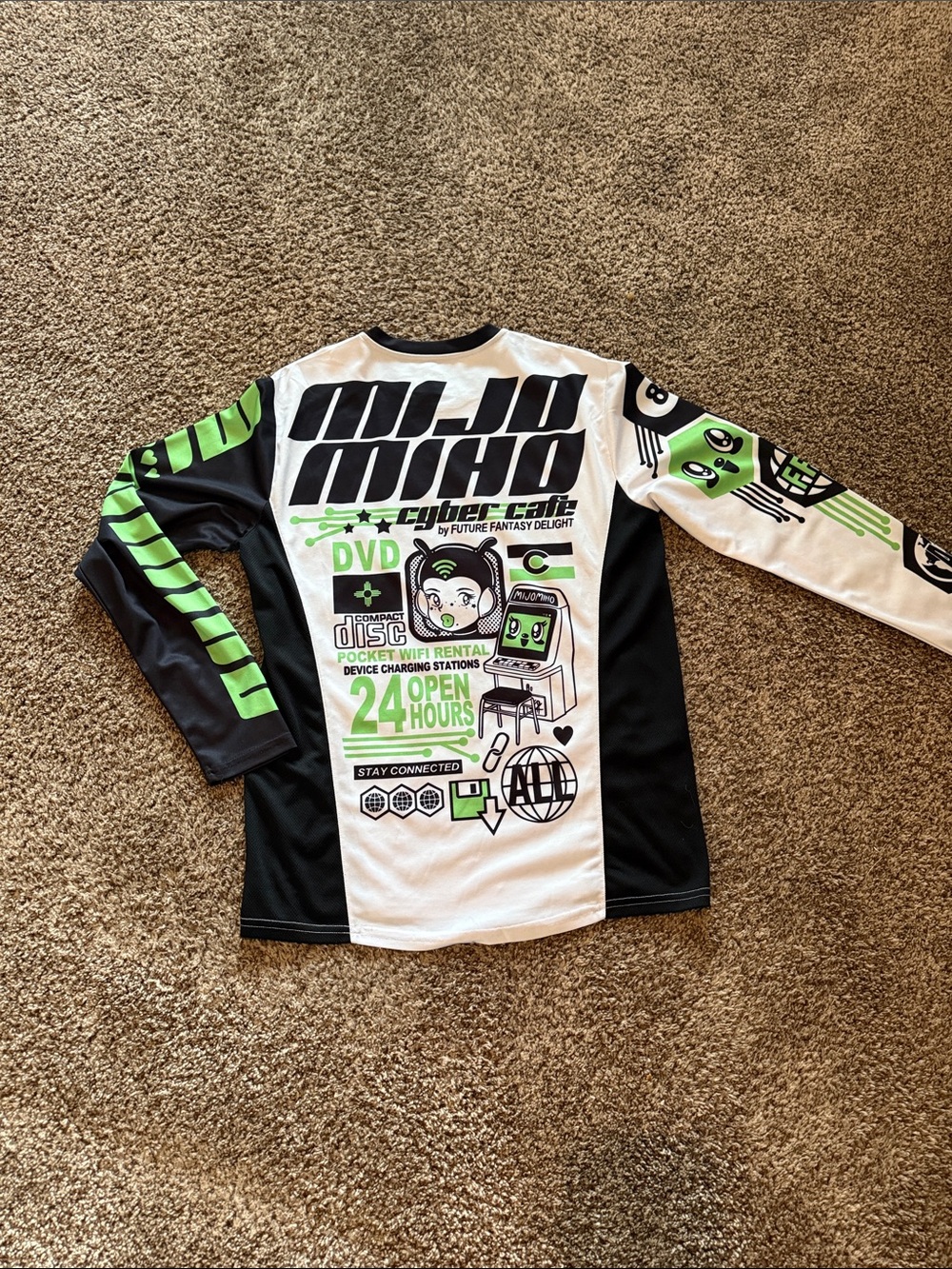 Adult Long-Sleeve Graphic Top in White & Green,adult small Area 51 novelty tee. - Picture 3 of 5